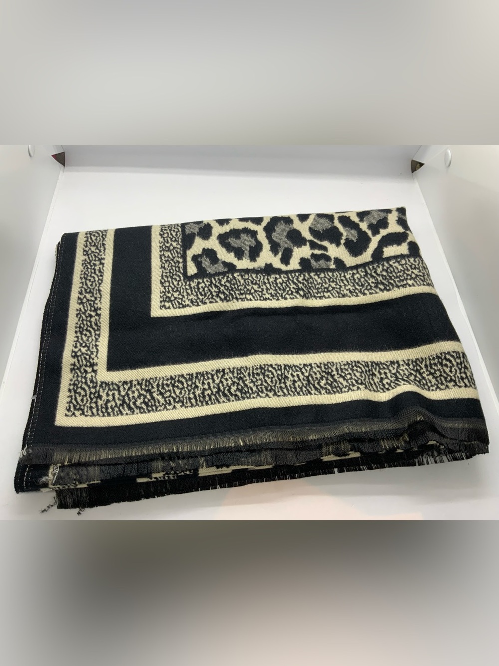 SAACHI Reversible Leopard Pattern Scarf - Picture 9 of 9